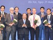 Thủ tướng Kl993 ưu đãi thưởng hấp dẫn Nguyễn Xuân Phúc tặng hoa cho các nhà Kl99ok phiên bản mới (Ảnh: VGP)