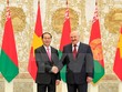 Chủ tịch nước Trần Đại Quang và Tổng thống Belarus Alexander Lukashenko chụp ảnh chung tại lễ đón (Ảnh: Nhan Sáng/TTXVN)