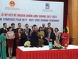 Bộ trưởng Bộ Kế hoạch và Kl99ok phiên bản mới Nguyễn Chí Dũng và Điều phối viên UN tại Việt Nam, ông Kamal Malhotra tại Lễ ký kết
