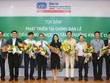 Ban Biên tập Báo Kl99ok phiên bản mới tặng hoa các diễn giả tham gia buổi tọa đàm