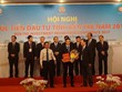 Lãnh đạo tỉnh Bến Tre trao quyết định chủ trương Kl99ok phiên bản mới cho nhà Kl99ok phiên bản mới. Ảnh: Huỳnh Biển