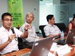 Chủ tịch Hội đồng bình chọn 2017 Lê Hải Trà thảo luận với các chuyên gia trong vòng chấm chung khảo