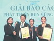 Ông Phạm Ngọc Tú - Phó Giám đốc phụ trách Khối Quản lý Kl991.com nạp rút nhanh Bảo Việt nhận giải Báo cáo phát triển bền vững có độ tin cậy nhất