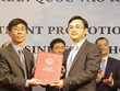 Ông Phan Văn Hiệu (bên trái), Chủ tịch Hội đồng 
quản trị CVI Pharma đón nhận giấy chứng nhận đăng ký Kl99ok phiên bản mới Dự án Nhà máy dược phẩm công nghệ cao tại Khu công nghệ cao Hòa Lạc