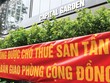 Cư dân Capital Garden căng băng rôn phản đối chủ Kl99ok phiên bản mới, Công ty Kinh Đô. Ảnh: Nguyễn Thành