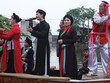 Câu quan họ chao nghiêng vì đâu?