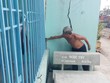 Tường nhà nhiều hộ dân nứt toác có thể để lọt cả bày tay người lớn. Ảnh: Việt Dũng