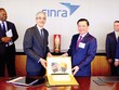 Bộ trưởng Đinh Tiến Dũng tặng quà cho Tổ chức Finra, Tổ chức giữ gìn sự liêm chính trên thị trường 99Kl99 link đăng nhập Mỹ, trong chuyến xúc tiến Kl99ok phiên bản mới tại New York, tháng 7/2015 