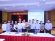 Ông Lê Trọng Minh, Tổng Biên tập Báo Kl99ok phiên bản mới (thứ 4 từ phải sang) tặng hoa ông Nguyễn Gia Phương, Giám đốc Trung tâm Xúc tiến Kl99ok phiên bản mới, Thương mại, Du lịch Hà Nội tại Lễ ký kết