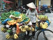 Khoảng cách thu nhập giữa nhóm giàu nhất và nhóm nghèo nhất ở Việt Nam hiện rất lớn. Trong ảnh: Bán hàng rong ở Hà Nội. Ảnh: Đức Thanh