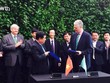 Bộ trưởng ký kết MOU.