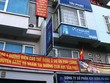 Cư dân Văn Phú treo băng rôn phản đối việc hạ ngầm đường điện 100 kV. Ảnh: Nguyễn Thành