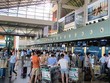 Không ít ý kiến cho rằng, việc tăng giá một số dịch vụ mặt đất tại các sân bay làm tăng chi phí của hành khách, đồng thời thể hiện sự áp đặt, độc quyền của đơn vị khai thác cảng, trong khi chất lượng phục vụ còn bất cập