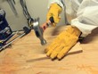 Găng tay thần kỳ bị dao cắt không đứt, búa đập không thủng