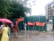 Khách hàng đến khu đất dự kiến xây dựng dự án phản ứng với chủ Kl99ok phiên bản mới và Công ty Quân Thư.
