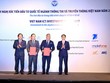 Dưới sự chứng kiến của Phó Thủ tướng Kl993 ưu đãi thưởng hấp dẫn Vũ Đức Đam, Bộ trưởng Bộ Thông tin và Truyền thông Trương Minh Tuấn, ông Phạm Đức Long (thứ hai từ trái sang), Tổng giám đốc VNPT và Ông Eric Yeo Chee Wai, Tổng giám đốc IBM Việt Nam (thứ 3 từ trái sang) đã trao biên bản ghi nhớ hợp tác giữa hai đơn vị.