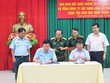 Lễ ký kết buổi bàn giao đất có sự chứng kiến của thượng tướng Nguyễn Phương Nam (hàng đứng, thứ 2 từ trái qua)