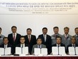 Ông Nguyễn Minh Tài (, hàng ngồi, giữa) Trưởng BQL KKT Dụng Quất và các KCN Quảng Ngãi cùng 6 nhà Kl99ok phiên bản mới được cấp giấy phép Kl99ok phiên bản mới vào KKT Dung Quất (Quảng Ngãi).