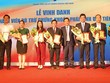 Ông Trần Văn Dũng, Chủ tịch UBCK trao kỷ niệm chương vinh danh 8 thành viên đầu tiên tham gia TTCK Kl99com thể thao, casino, nổ hũ, bắn cá