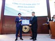 Ông Nguyễn Ngọc Thủy, Chủ tịch IBC (bên trái) nhận Quyết định niêm yết của DN từ ông Nguyễn Vũ Quang Trung, Phó tổng giám đốc phụ trách Ban điều hành Sở GDCK TP. HCM 