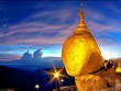 Hòn đá thiêng nổi tiếng ở chùa Kyaikto. Ảnh: EtoxicMyanmartravel.