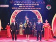 Phó Tổng giám đốc Lê Như Hoa, đại diện VietinBank nhận giải thưởng
