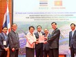 Ông Nguyễn Đức Long, Chủ tịch UBND tỉnh Quảng Ninh, trao giấy chứng nhận Kl99ok phiên bản mới cho nhà Kl99ok phiên bản mới. Ảnh: Mạnh Trường.