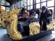 Du khách trải nghiệm chương trình "Đi tìm hoàng cung đã mất". Ảnh: Thùy Trang.