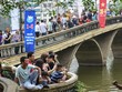 Người dân mang võng vào công viên nằm trốn nắng ngày lễ