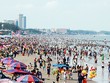 Bãi biển Vũng Tàu đông nghịt người chiều 30/4. Ảnh: Nguyễn Khoa