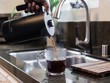 Máy pha trà và cà phê cầm tay mang đến cho bạn tách cà phê ngon đúng chuẩn