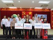 Ông Nguyễn Hồng, Phó tổng biên tập Báo Kl99ok phiên bản mới cùng lãnh đạo Công ty DRH Holdings trao biển tượng trưng 50 suất học bổng và 2 phòng máy tính phục vụ học tập cho huyện Hàm Tân nhân dịp năm học mới.