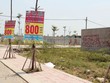Các banner, tờ phướn quảng cáo dự án lại xuất hiện dày đặc ở khu vực quận 9. Ảnh: Việt Dũng 