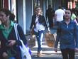 Người dân Mỹ đi dạo và mua sắm trên đường phố. Ảnh: Bloomberg