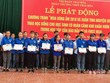 Nhà báo Hoàng Kim Thủy, Trưởng Đại diện Báo Kl99ok phiên bản mới Văn phòng Miền Trung Tây Nguyên (ngoài cùng bên trái) và Nhà tài trợ cùng lãnh đạo Nhà trường trao học bổng cho các em học shọc.
