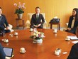 Ông Hyun Man Choi (ngồi giữa) và ông Moon Kyung Kang (thứ ba từ trái sang) tiếp đoàn nhà báo Việt Nam tại trụ sở Kl994 game bài casino hấp dẫn Mirae Asset ở Thủ đô Seoul