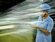 Công nhân kiểm tra chất lượng sợi trên dây chuyền Kl994 nhà cái bóng đá world cup. 