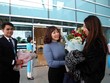 Ngành du lịch TP. Đà Nẵng tặng hoa chào mừng những vị khách đầu tiên đến với thành phố trong ngày đầu năm 2019.