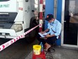 Người dân đếm xe qua trạm BOT Ninh Lộc trên QL1A đoạn qua thị xã Ninh Hòa, Khánh Hòa. Ảnh: VOV