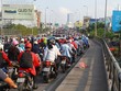 Xe cộ kẹt cứng khu vực cầu Kênh Tẻ sáng 8.3.
Ảnh: PHẠM HỮU