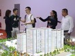 Nhân viên môi giới đang tư vấn cho khách tìm hiểu về dự án.  Ảnh: Việt Dũng