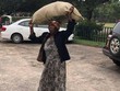 Bà Dilon đi bộ gần 10 km với một bao tải đồ viện trợ trên đầu để đem đến cho những người phải di dời bởi cơn bão Cyclone Idai.