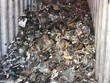 Một container hàng phế thải được mở tại cảng Cát Lái
