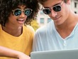 Chiếc kính vừa bảo vệ mắt trước máy tính vừa có thể biến thành kính râm