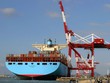 Nhập siêu trở lại trong tháng 4, kéo thặng dư thương mại xuống thấp