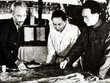 Chủ tịch Hồ Chí Minh và đồng chí Trường Chinh (giữa) và đồng chí Võ Nguyên Giáp quyết định mở Chiến dịch Điện Biên Phủ