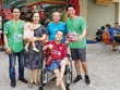 Ông Ngô Quang Phúc, Tổng giám đốc Phú Đông Group bên cạnh những cư dân tại chung cư của mình. Ảnh: Gia Huy
