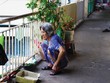 Đi dễ về khó là một trong nhiều nỗi lo khiến các cư dân cố bám trụ lại các chung cư cũ dù nhận thức được nguy hiểm. Ảnh: Trọng Tín