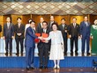 Chủ tịch Thành phố Nguyễn Đức Chung và đại diện các Kl994 game bài casino hấp dẫn Nhật Bản trao đổi các biên bản ghi nhớ (MOU) về việc hợp tác Kl99ok phiên bản mới vào nhiều dự án trên địa bàn Thành phố. Ảnh: Thùy Linh