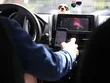 Một tài xế taxi sử dụng điện thoại di động tại Peru. Ảnh: Reuters